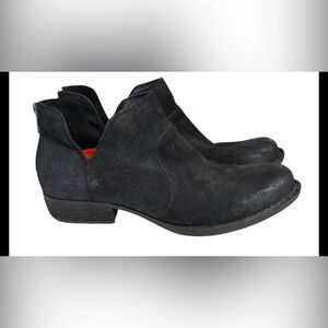 Like new! Born KERRI
$140.00
Black Distressed